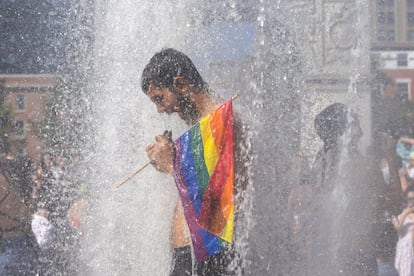 Un homme se rafraîchit dans une fontaine lors de la marche de libération queer de New York le dimanche 26 juin.