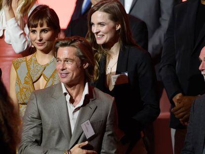 Brad Pitt se coloca en su sitio para la foto de los nominados a los Oscar.