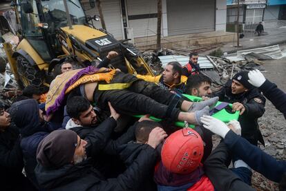 Personal de rescate tras sacar a una persona de entre los escombros en la ciudad de Diyarbakir (Turquía). 