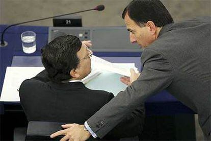 Franco Frattini (derecha) y José Manuel Durão Barroso, durante el debate en la Eurocámara.