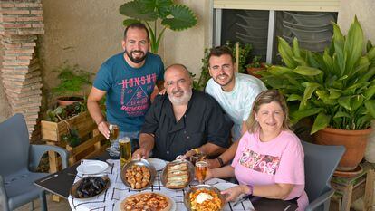 Miguel Ángel y Nieves, con sus hijos Miguel Ángel y Carlos, en la terraza del Bananas de Villapalacios (Albacete), en julio.