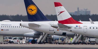 Aviones de Lufthansa y Austrian Airlines en el aeropuerto de Fráncfort.