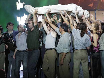 Sus compañeros llevan en alto el cadáver de Jimmy Mahoney en el tercer acto de 'Ascenso y caída de la ciudad de Mahagonny'.