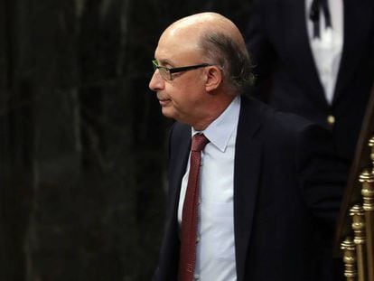 El ministro de Hacienda Crist&oacute;bal Montoro, tras su intervenci&oacute;n en el pleno del Congreso de los Diputados, que ha aprobado la reforma del Concierto Econ&oacute;mico con el Pa&iacute;s Vasco y el nuevo cupo.