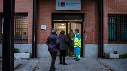 Varias personas esperan para entrar en un centro de salud de Madrid.