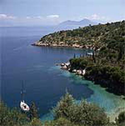 La bahía de Kioni, en Ítaca, la pequeña isla del mar Jónico a la que sólo se puede acceder en barco.