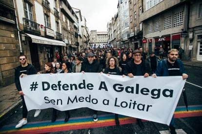 Manifestación "Defende a Galega" convocada por distintos colectivos sociales y la plataforma de trabajadores de la CRTVG, Radio-Televisión de Galicia, celebrada el 6 de noviembre de 2022 en Santiago de Compostela.