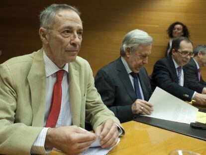 El expresidente de la CNMV Julio Segura (izquierda), este lunes en la comisión de la CAM en las Cortes Valencianas.