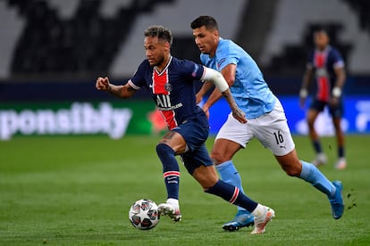 Neymar Jr. escapa del marcaje de Rodri en el partido de ida de las semifinales de la Champions League 2020-2021 que enfrentó a su equipo, el PSG, con el Manchester City.