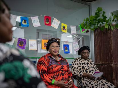 Un grupo de mujeres mayores migrantes africanas se reúnen en Casa Bibi, un centro de la Asociación Karibu, en Madrid, el pasado abril.
