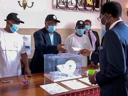 Teodoro Obiang Nguema deposita su voto en Malabo.