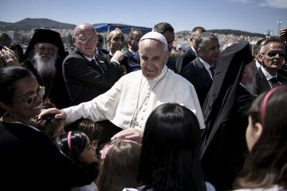 El papa Francesc saluda nens al port de Mytilene, de l'illa grega de Lesbos.