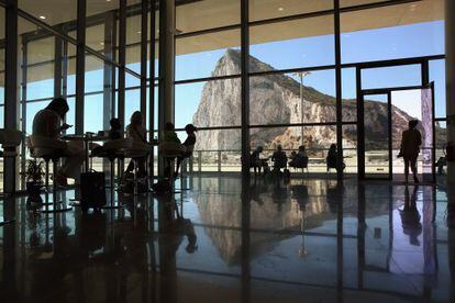 El aeropuerto internacional ha potenciado el papel de la Roca como centro financiero. 