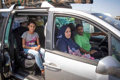 Sumnia Meduen, su marido Said y su hija Mariam, en el puerto de Algeciras el 3 de agosto de 2019, durante la última Operación Paso del Estrecho que se organizó.