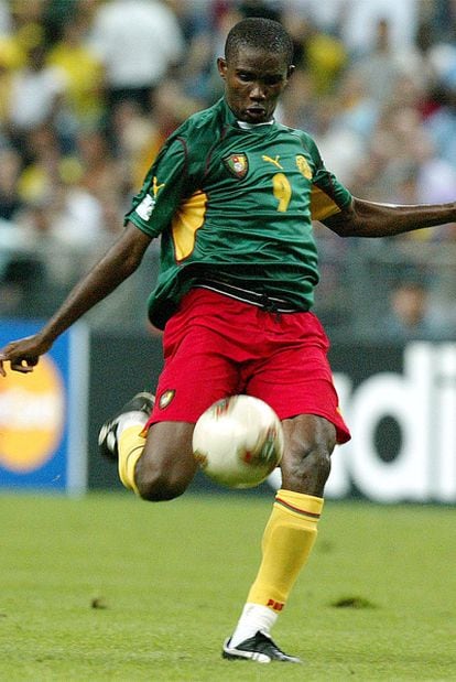 Eto'o golepa al balón durante un partido de la selección de Camerún.