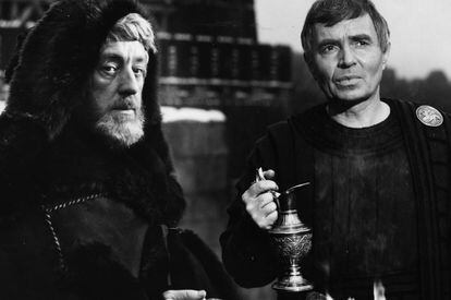 Alec Guinness y James Mason, en los papeles de Marco Aurelio y Timónides en la primera secuencia de la película.