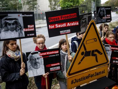 Concentración por la libertad de expresión en el primer aniversario del asesinato del periodista saudí Jamal Khashoggi frente a la embajada de Arabia Saudí en Berlín, en 2019.