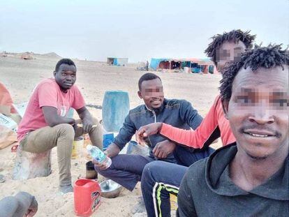 Amir, con la camiseta rosa, en su paso por el desierto para llegar de Chad a Libia, en el verano de 2020.
