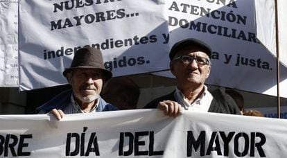 Un grupo de pensionistas durante una protesta en el D&iacute;a del Mayor, en Pamplona