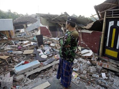 Varios edificios en ruinas tras un seísmo en el norte de la isla de Lombok (Indonesia) este jueves. En vídeo., imágenes del terremoto.