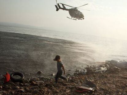 Un helicóptero de Frontex patrulla las costas griegas.