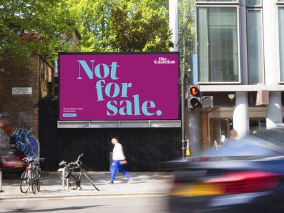 Valla publicitaria en Londres con la nueva campaña del diario The Guardian: Not for Sale (No en Venta)