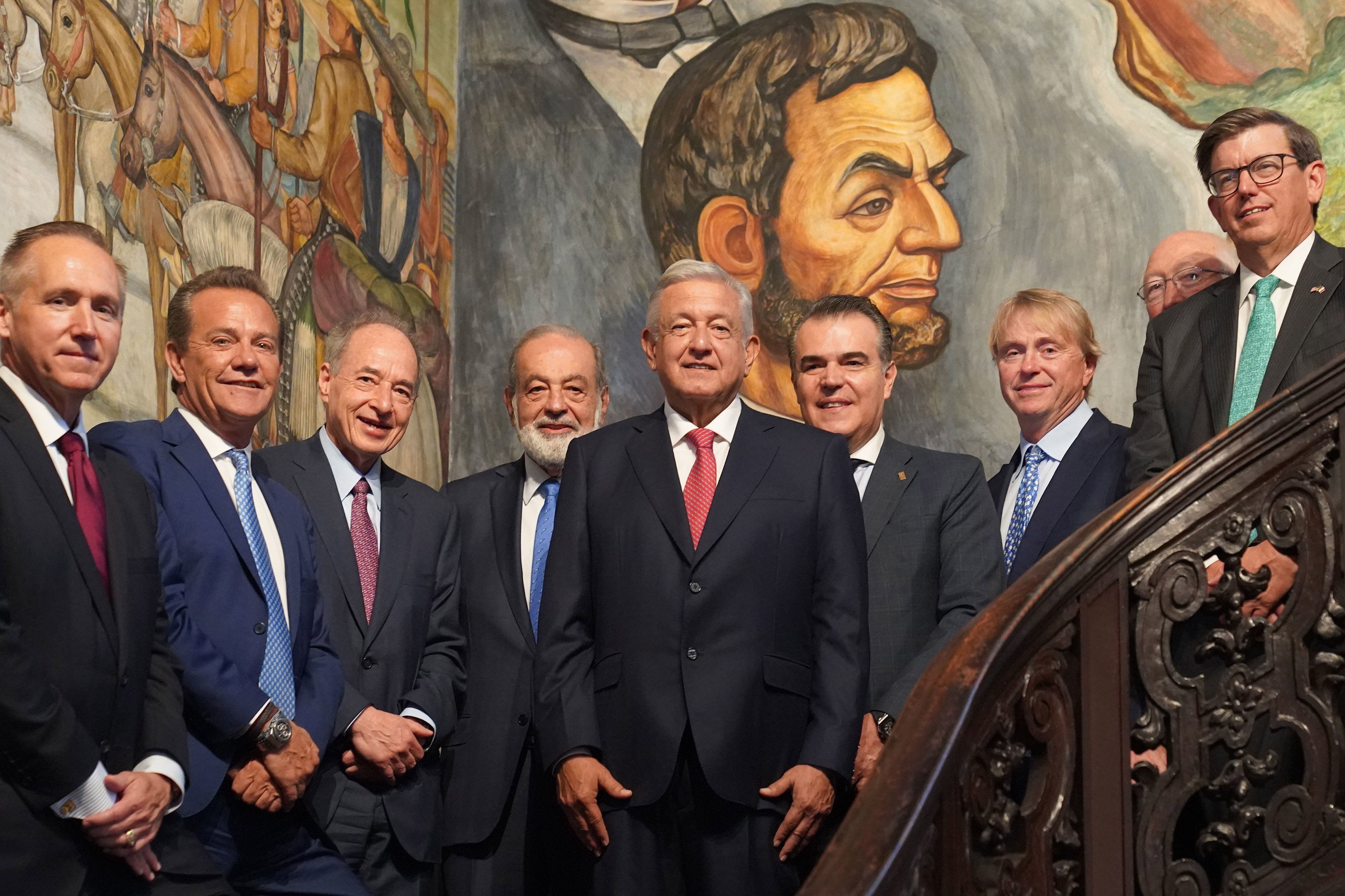 López Obrador tras una reunión con Carlos Slim y otros empresarios en Washington (EE UU), en 2022.
