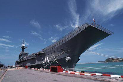 El portaaviones de Tailandia, el Chakri Naruebet, fue construido por la compañía española Bazán siguiendo el modelo del buque Príncipe de Asturias y cuenta con la peculiaridad de incorporar una zona de alojamiento para la familia real tailandesa. Las dificultades económicas han impedido que apenas haya entrado en operación desde su botadura, en 1996.