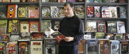Xosé Barreiro, ante una de las estanterías de la librería Kómic en Santiago.