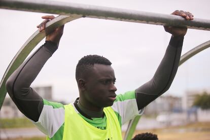 El senegalés Modou Dione, que juega en Alma de África como extremo, mira el partido contra el Tarifa desde el banquillo a la espera de entrar al campo. Llegó a Canarias hace 12 años, cuando tenía 15, y todavía no tiene papeles.