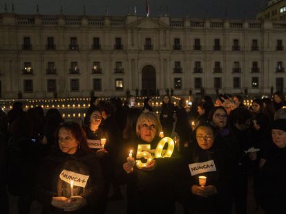 Mujeres participan este domingo en una vigilia en conmemoración de los 50 años del golpe de estado contra el gobierno democrático de Salvador Allende, en Santiago (Chile).