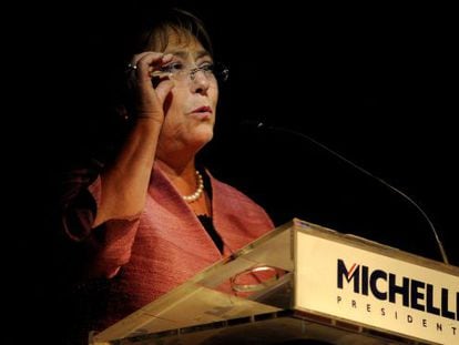 Bachelet se dirige a sus seguidores el domingo.