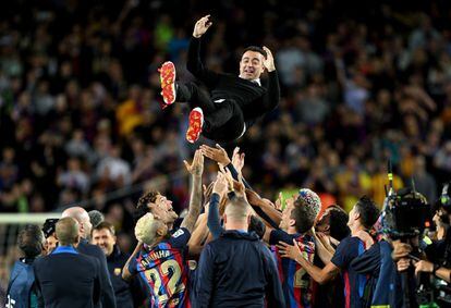Xavi Lanzado al Aire es para Los Jugadores del Barcelona, ​​a la Celebración del Título de Liga.