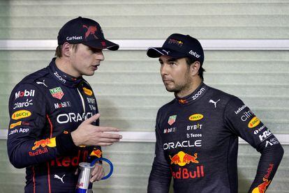 Verstappen, bicampeón de la Fórmula 1, platica con Checo Pérez durante el Gran Premio de Abu Dabi.