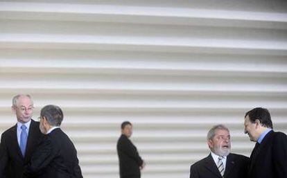A la derecha, Durao Barroso y Lula; a la izquierda, Van Rompuy.