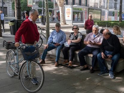 En la imagen varias personas tras la concentración semanal de la Plataforma por las Pensiones Dignas de Sevilla.