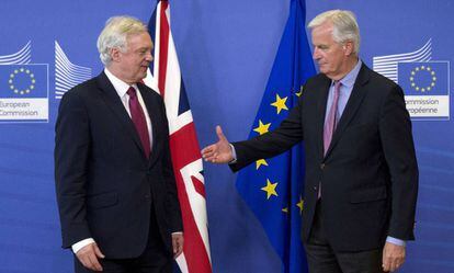 David Davis y Michel Barnier se saludan en su primer encuentro sobre el 'Brexit' este lunes.
