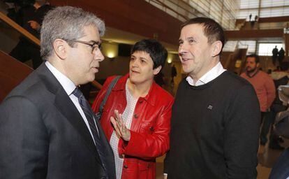 El exconsejero catal&aacute;n Francesc Homs conversa hoy en San Sebasti&aacute;n con Marian Beitialarrangoitia y Arnaldo Otegi.