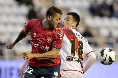 Timor y Javi Fuego pugnan por el balón