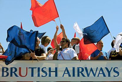Un grupo de manifestantes protesta en el aeropuerto de Heathrow durante la huelga que lleva a cabo el personal de tripulación de cabina