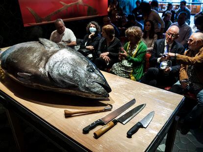 Un atún de 198 kilos preparado para la celebración del 'kaitai' en el restaurante Tunateca de Barcelona.