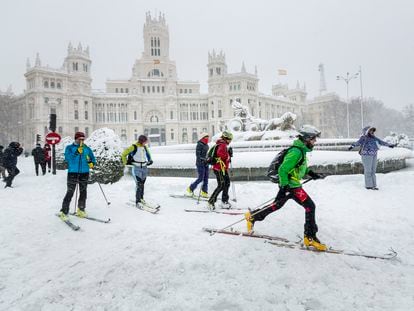 Un grupo de esquiadores pasa junto a la Cibeles durante la nevada 'Filomena', en 2021.