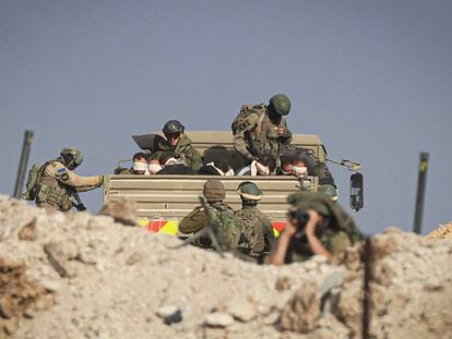 Soldados israelíes detienen a palestinos con los ojos vendados en un camión militar en la franja de Gaza.