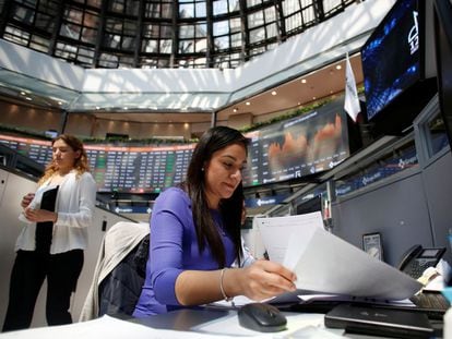 Dos trabajadoras de la Bolsa Mexicana de Valores.