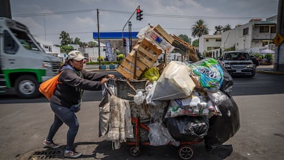 Patricia Ángeles, quien se dedica a recoger basura a cambio de propinas, empuja su carrito en el barrio de Iztapalapa (Ciudad de México).