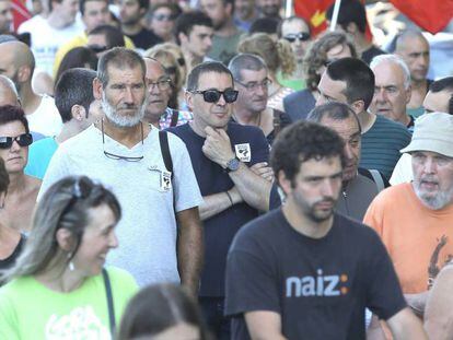 Otegi, con gafas de sol en el centro, en una manifestación en San Sebastián ayer.