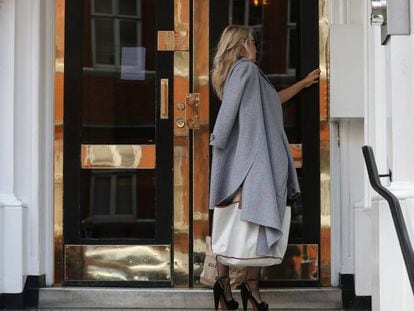 Pamela Anderson, en la embajada de Ecuador en Londres, para visitar a Julian Assange.