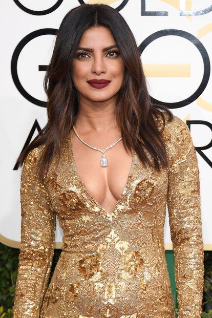La actriz y cantante india Priyanka Chopra presumió de escotazo con un vestido dorado de Ralph Lauren.