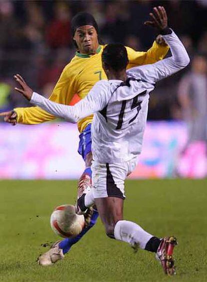 Ronaldinho intenta superar a Painstil, de Ghana.