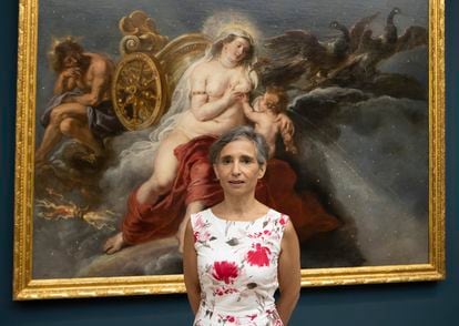 La astrofísica Montserrat Villar es la creadora del recorrido 'Reflejos del Cosmos en el Museo del Prado'. Posa con 'El nacimiento de la Vía Láctea', de Rubens, de fondo.
